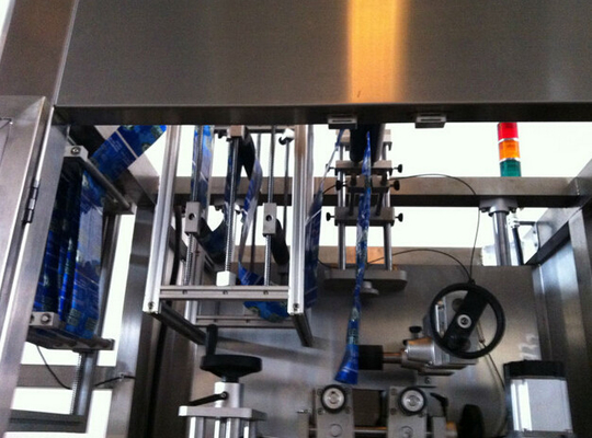 Automactic plastic bottle shrink sleeve labeling machine